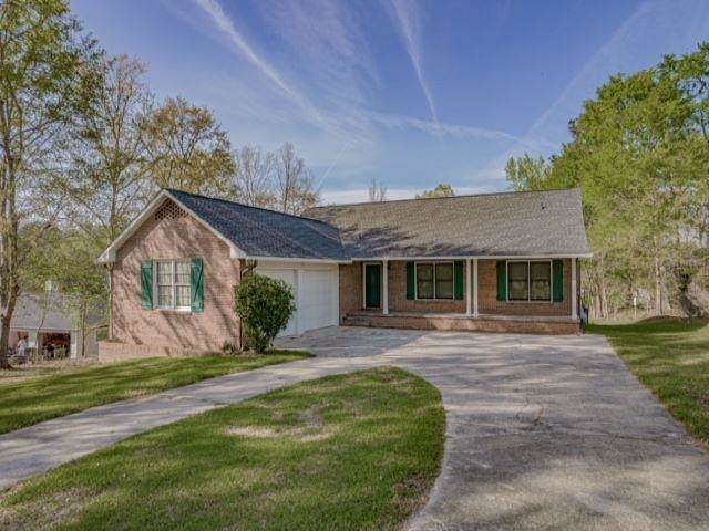 305 Lakeview Drive - Photo 1
