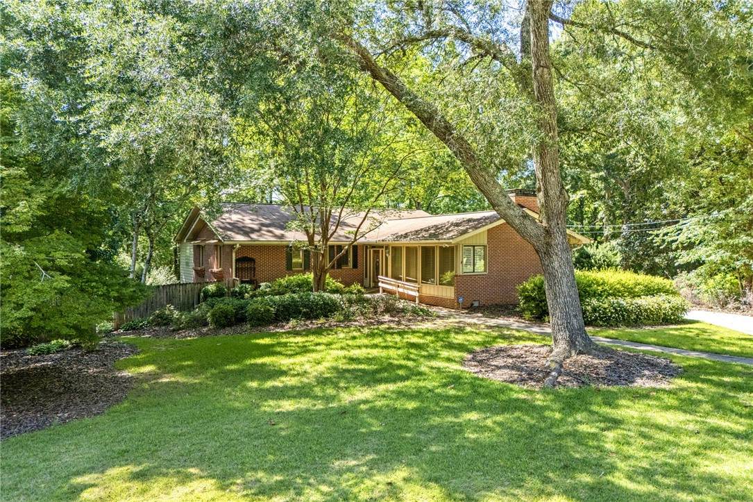 906 Janet Drive - Photo 1