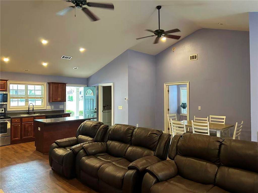 https://bt-photos.global.ssl.fastly.net/leecounty/orig_boomver_1_181047-2.jpg