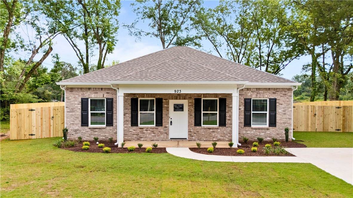 923 Holmes Avenue - Photo 1