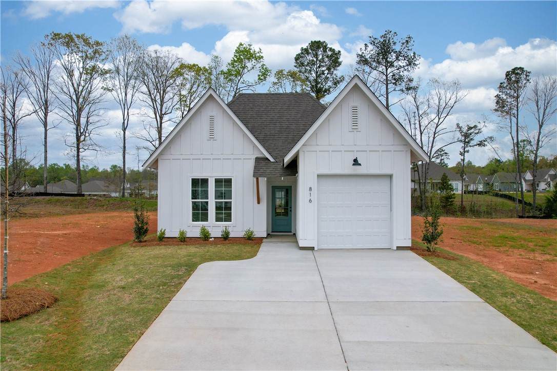 816 Hunters Way - Photo 1