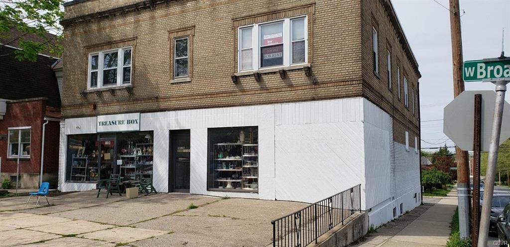 1104 Broad - Photo 1