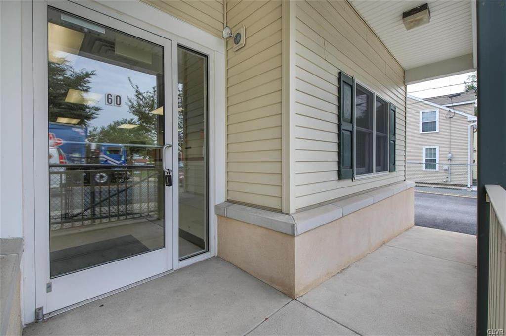 60 Union Boulevard - Photo 1