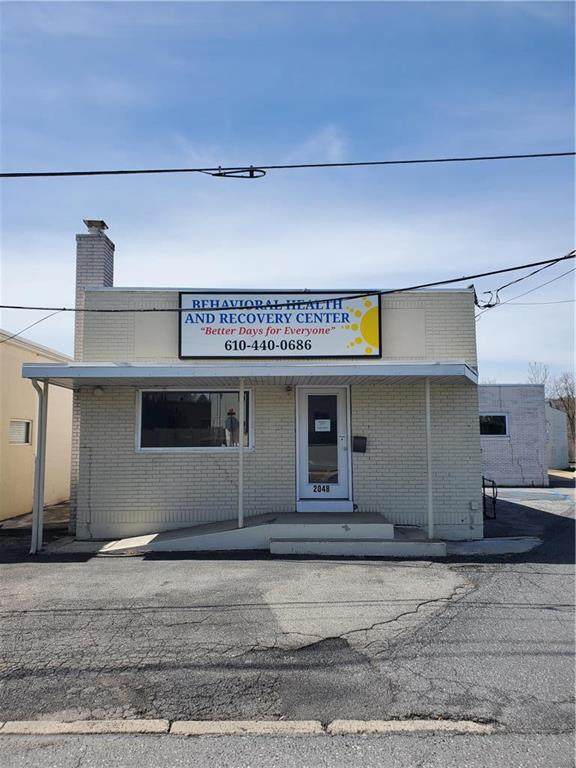 2048 Center Street - Photo 1