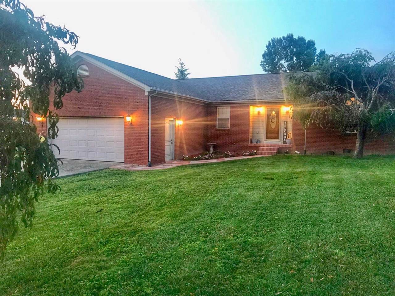 860 Estridge - Photo 1