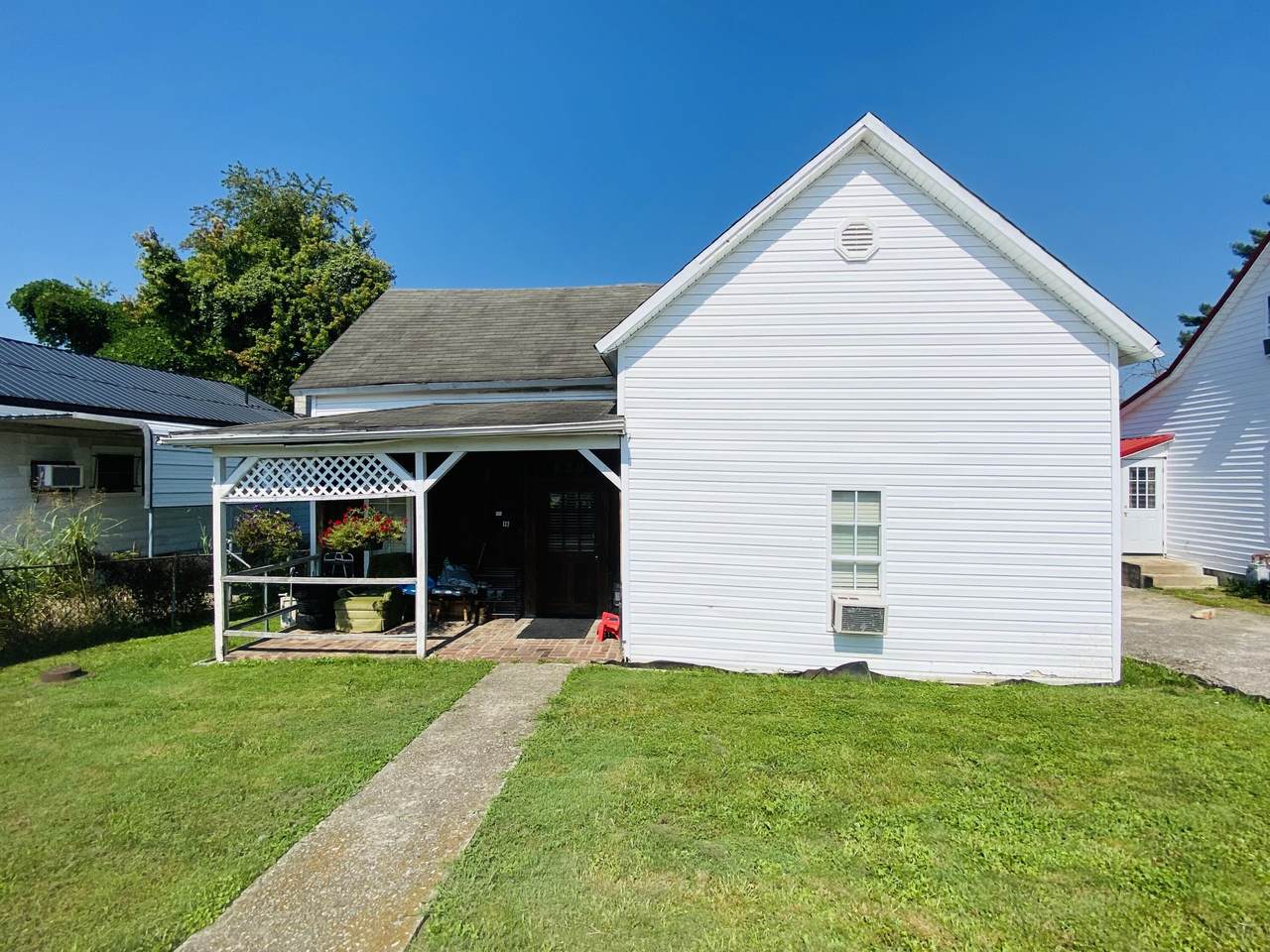 122 Cotter Avenue - Photo 1