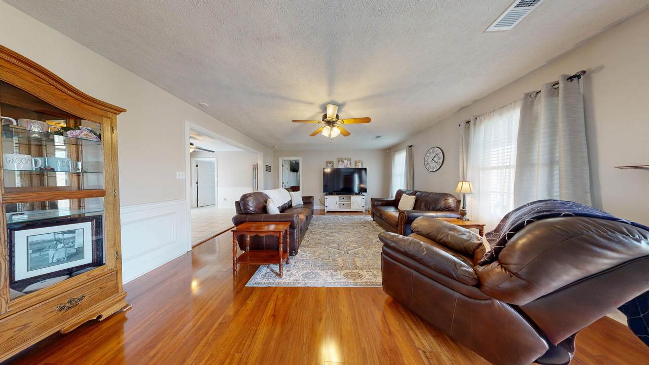 https://bt-photos.global.ssl.fastly.net/lexington/1280_boomver_1_20260327131056941295000000-2.jpg