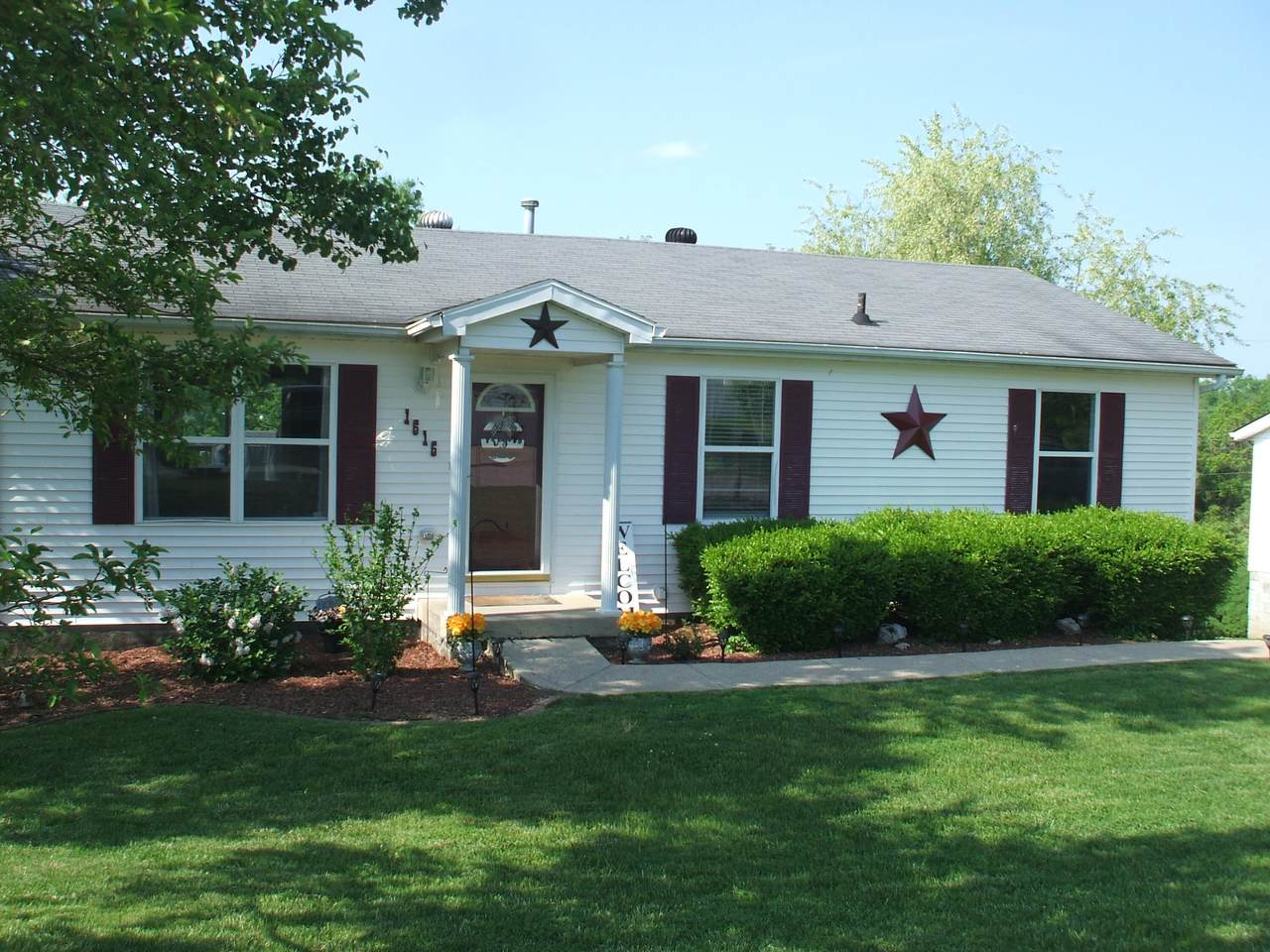 1616 Highview Circle - Photo 1