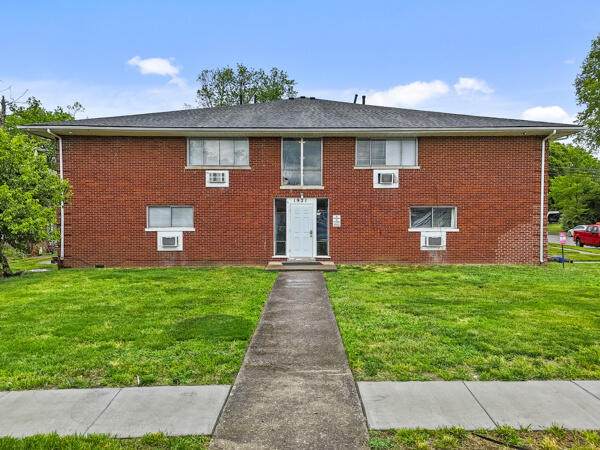 1921 Oxford Circle - Photo 1