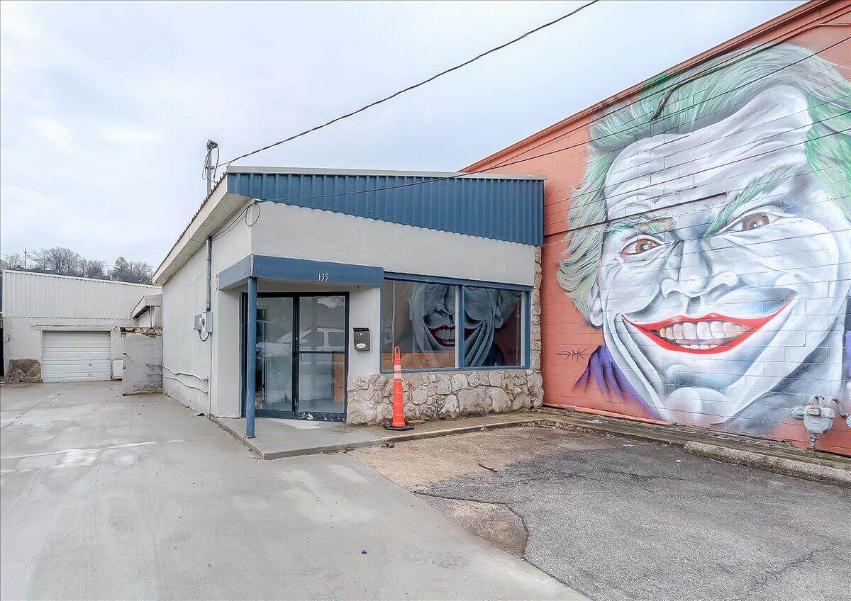 135 Holmes Street - Photo 1