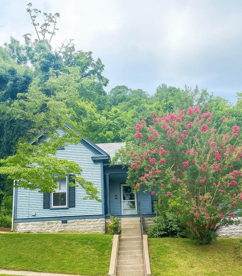 404 Ewing Street - Photo 1