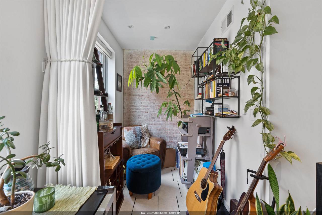 227 Montgomery St - Photo 1