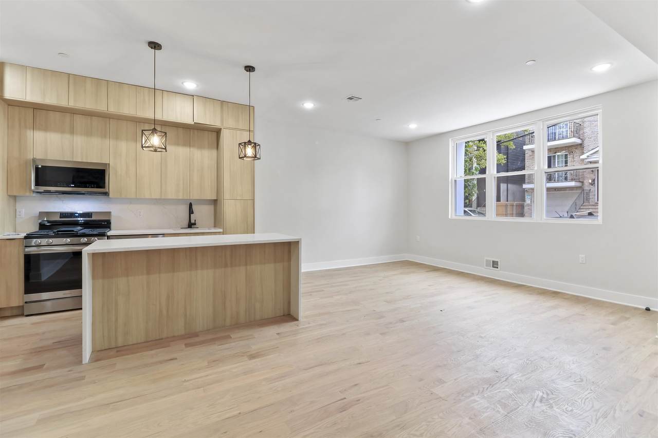 161 New York Ave - Photo 1