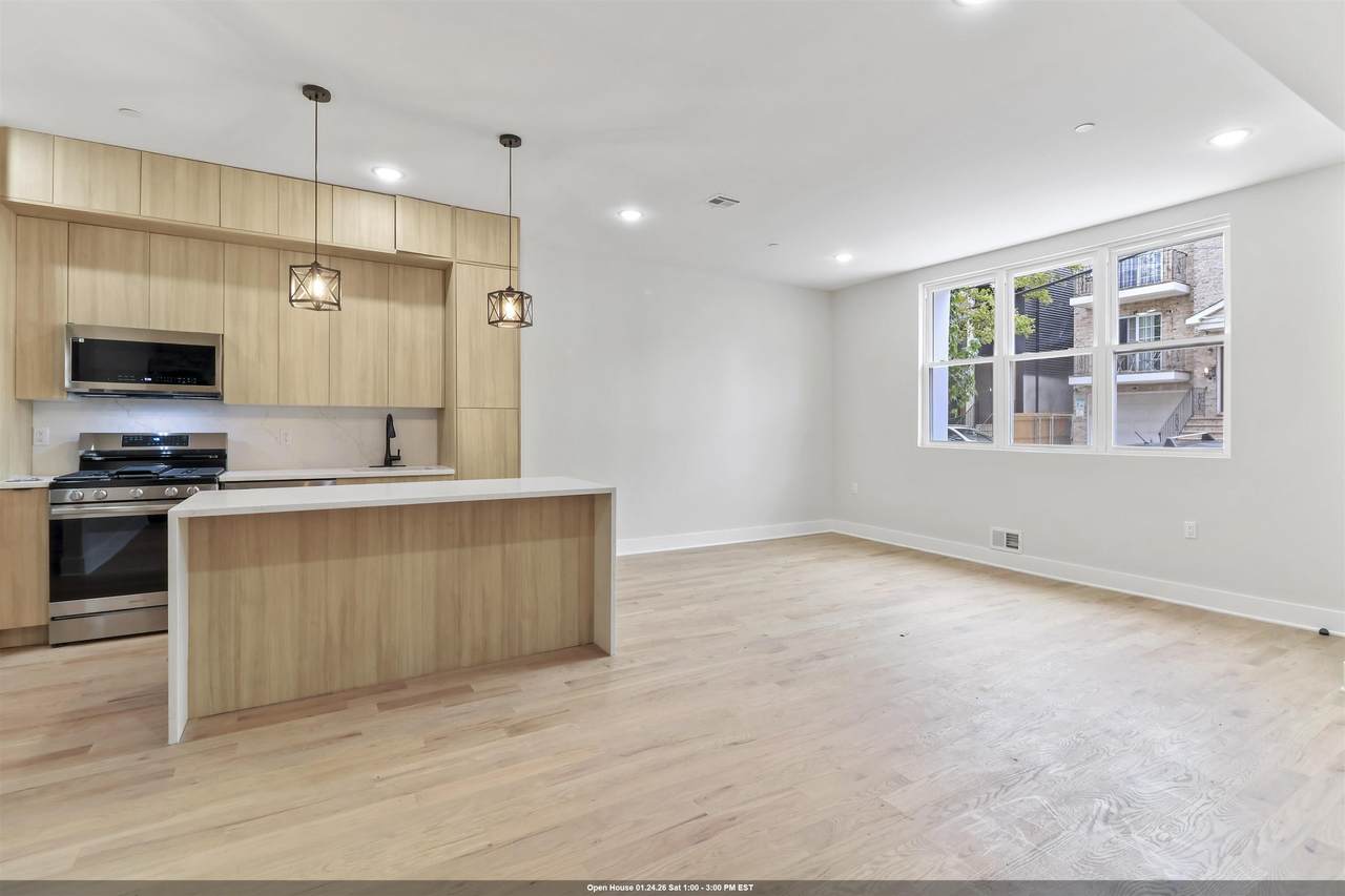 161 New York Ave - Photo 1