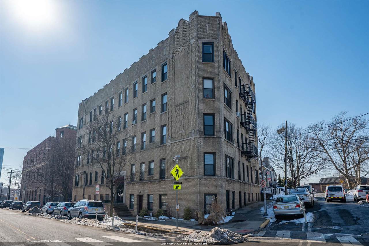787 Summit Ave - Photo 1