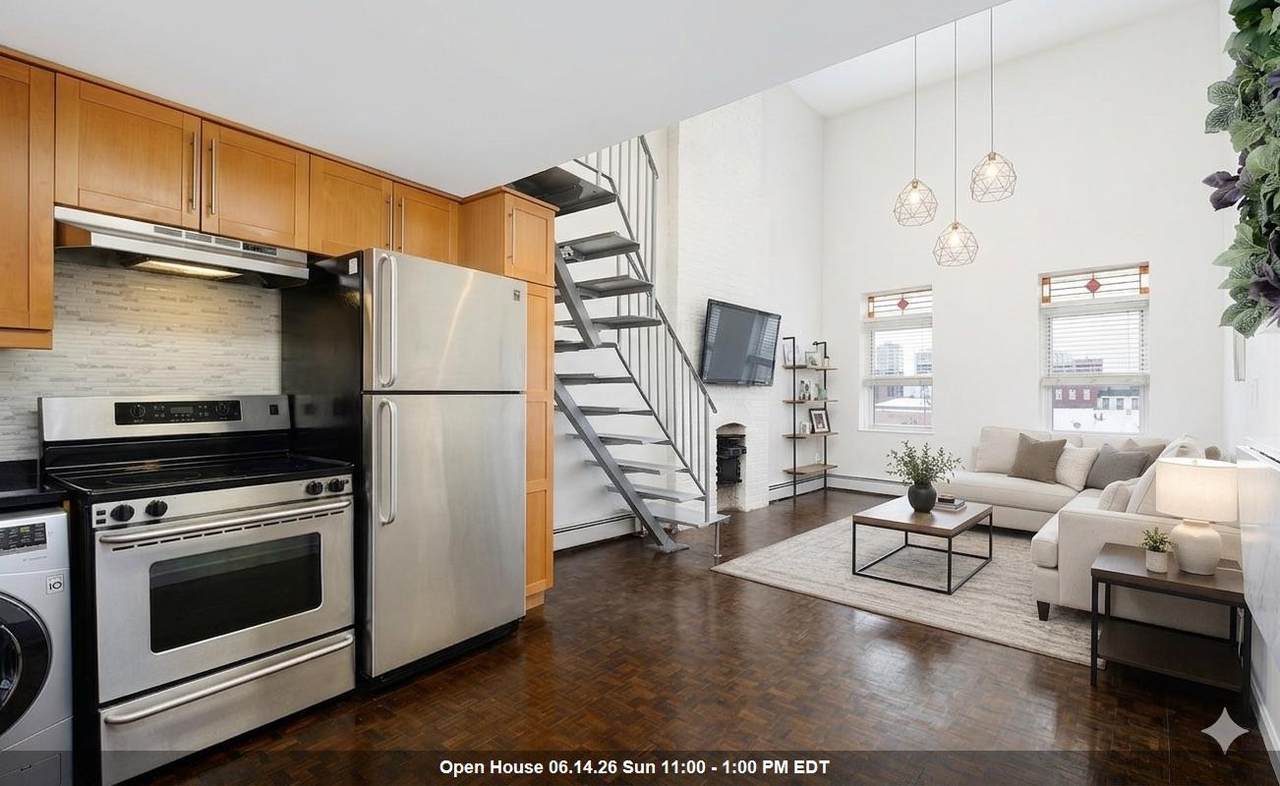 212 9TH ST - Photo 1