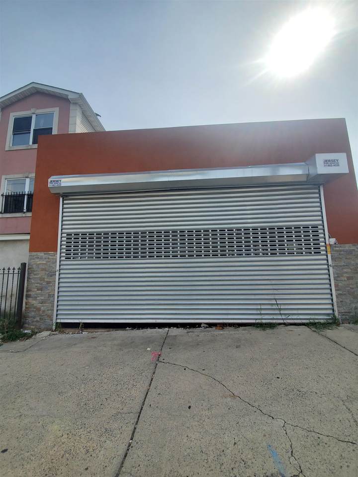 380 Hawthorne Ave - Photo 1