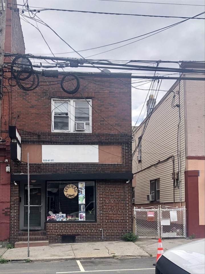 523 61ST ST - Photo 1