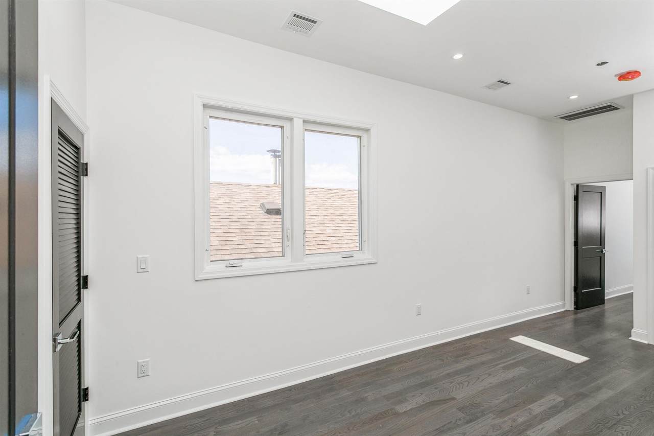 201 Zabriskie St - Photo 1