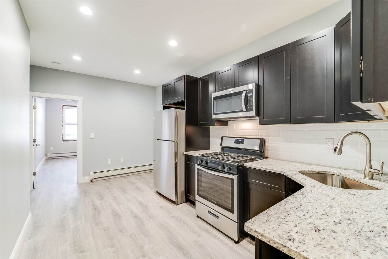 512 11TH ST - Photo 1