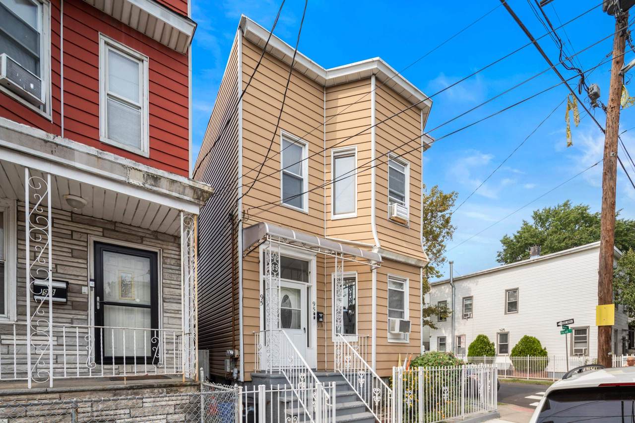 95 Warner Ave - Photo 1