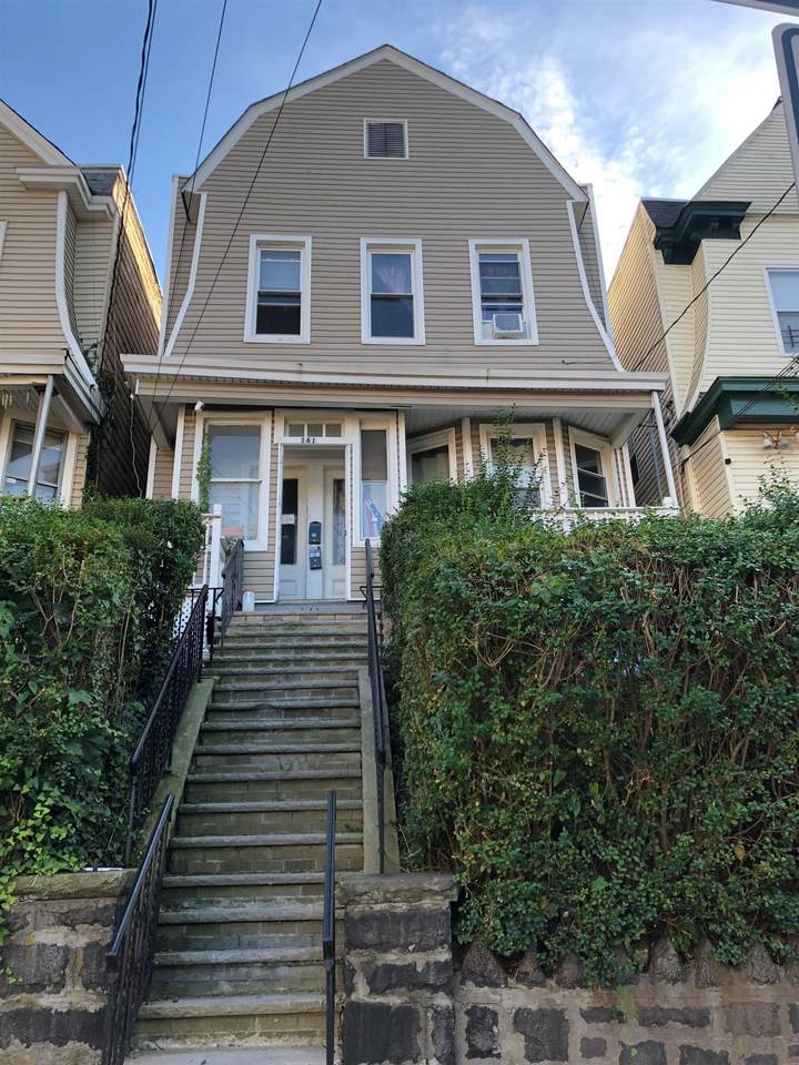 161 Zabriskie St - Photo 1