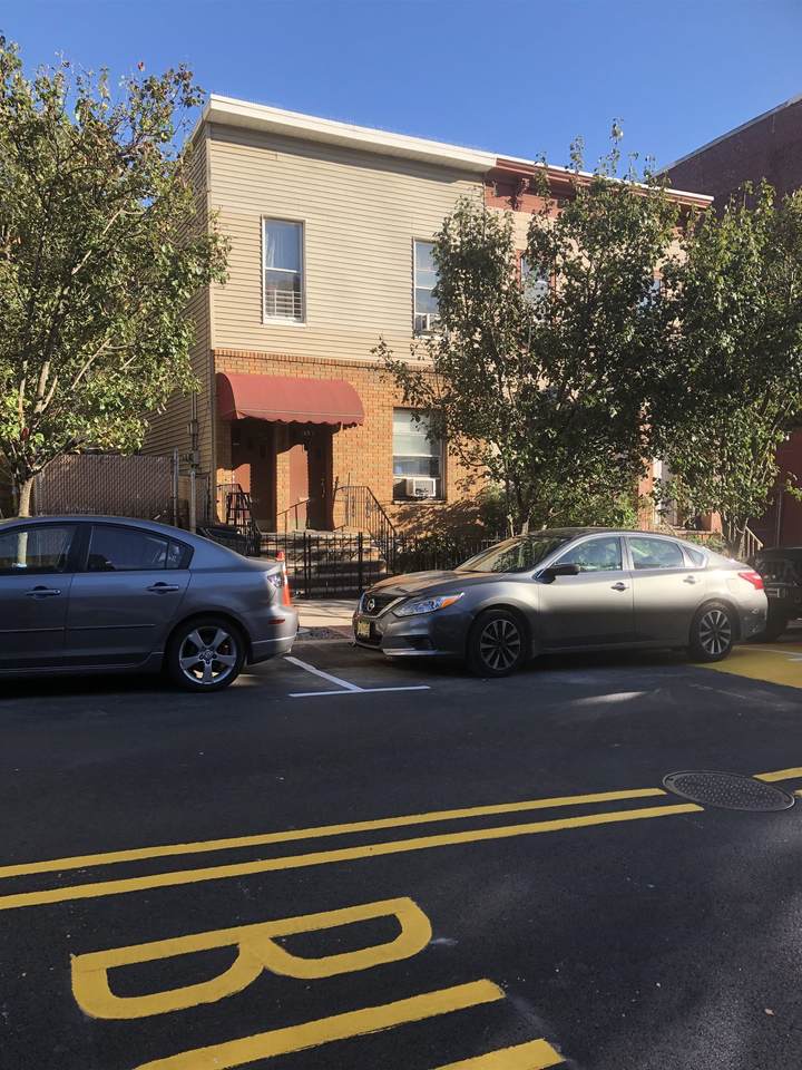 1608 Summit Ave - Photo 1