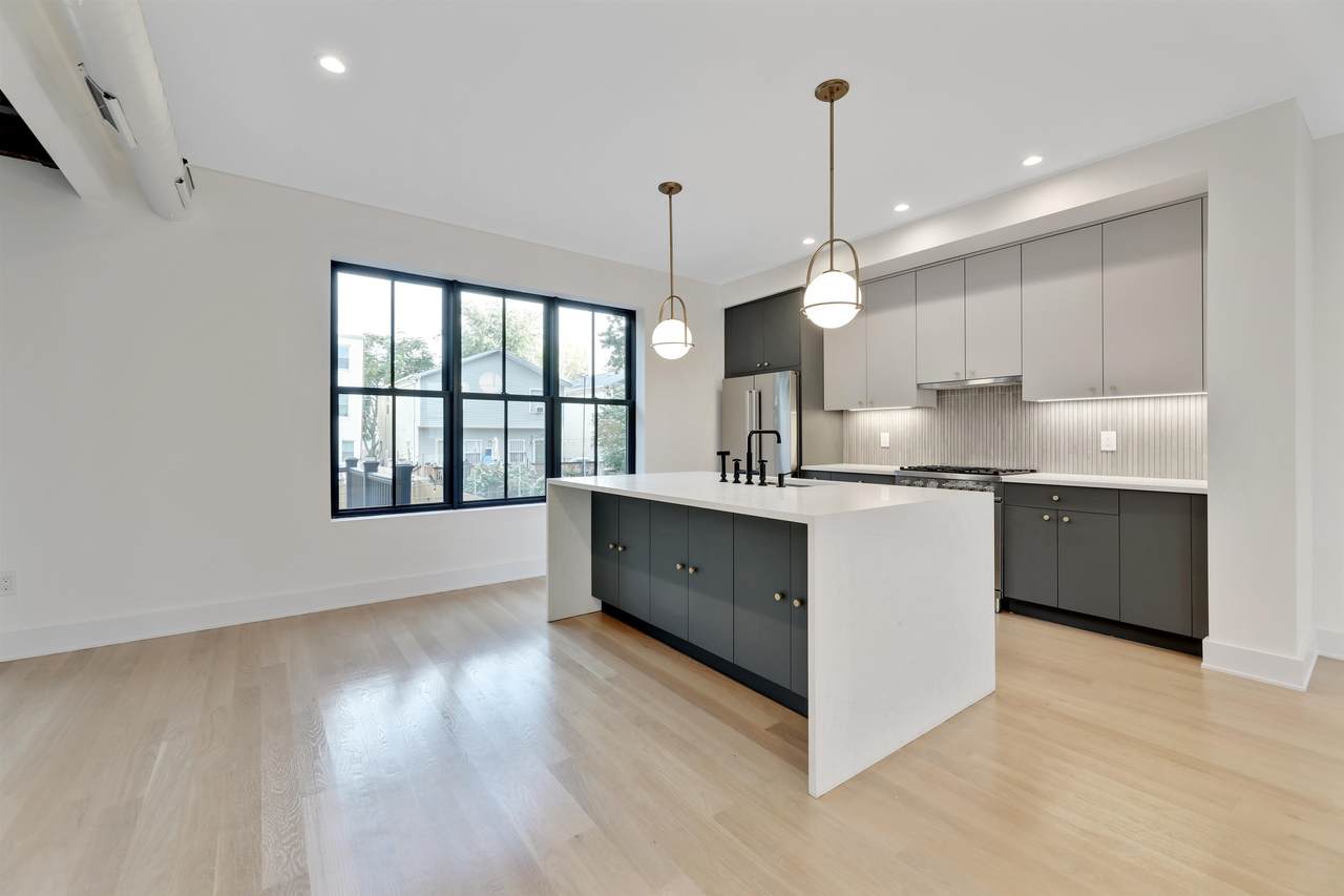 330 Whiton St - Photo 1