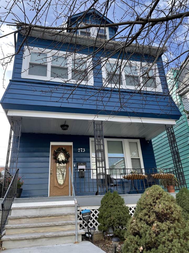 273 Woodlawn Ave - Photo 1
