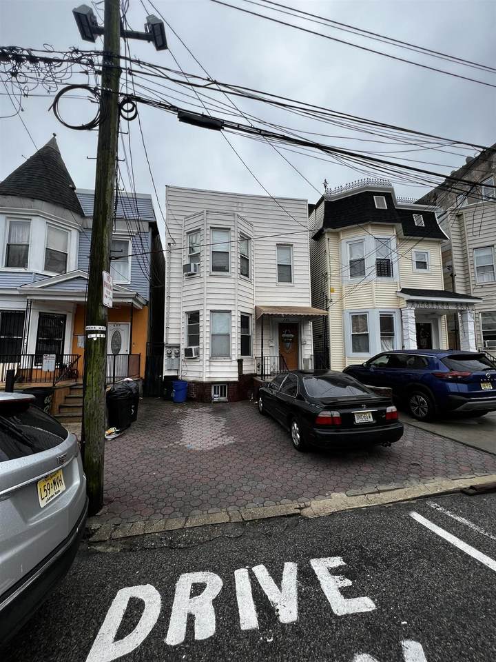 605 12TH ST - Photo 1