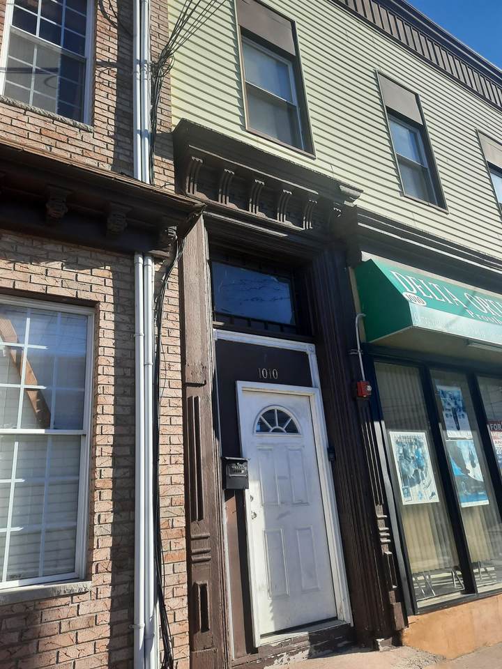 1010 Summit Ave - Photo 1