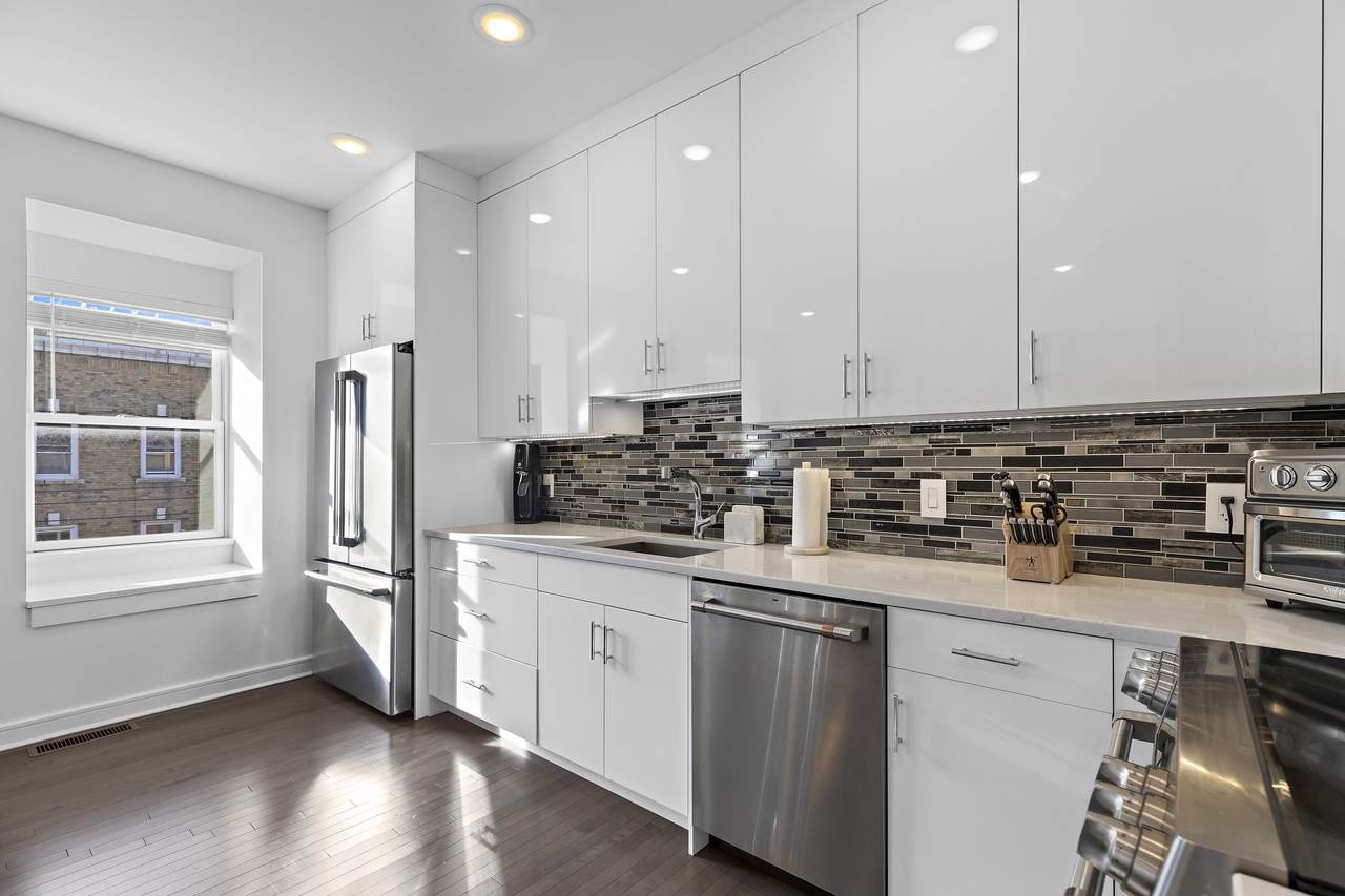 974 Summit Ave - Photo 1