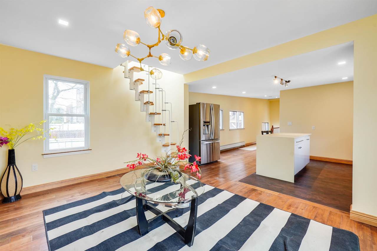 726 11TH ST - Photo 1