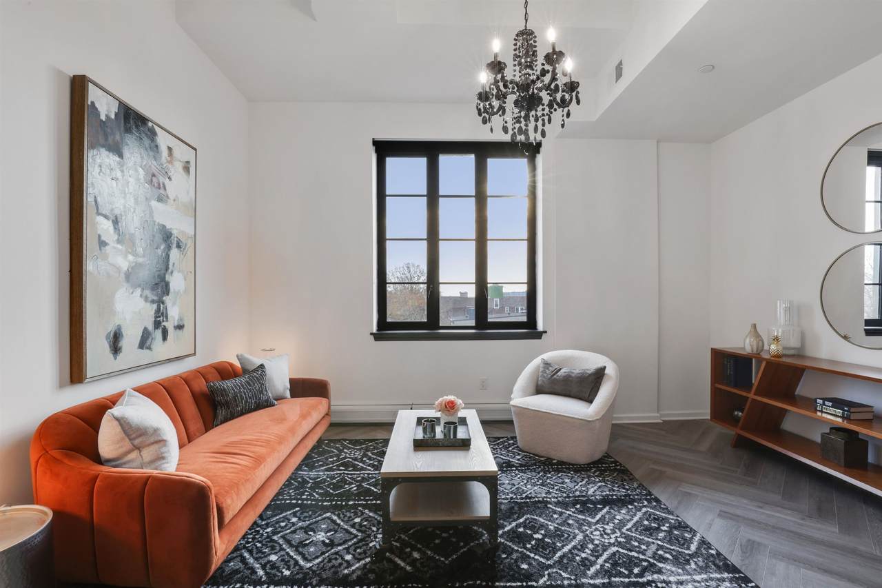 142 Charles St - Photo 1