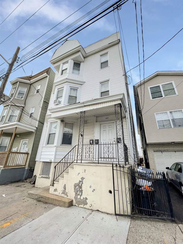 433 10TH ST - Photo 1