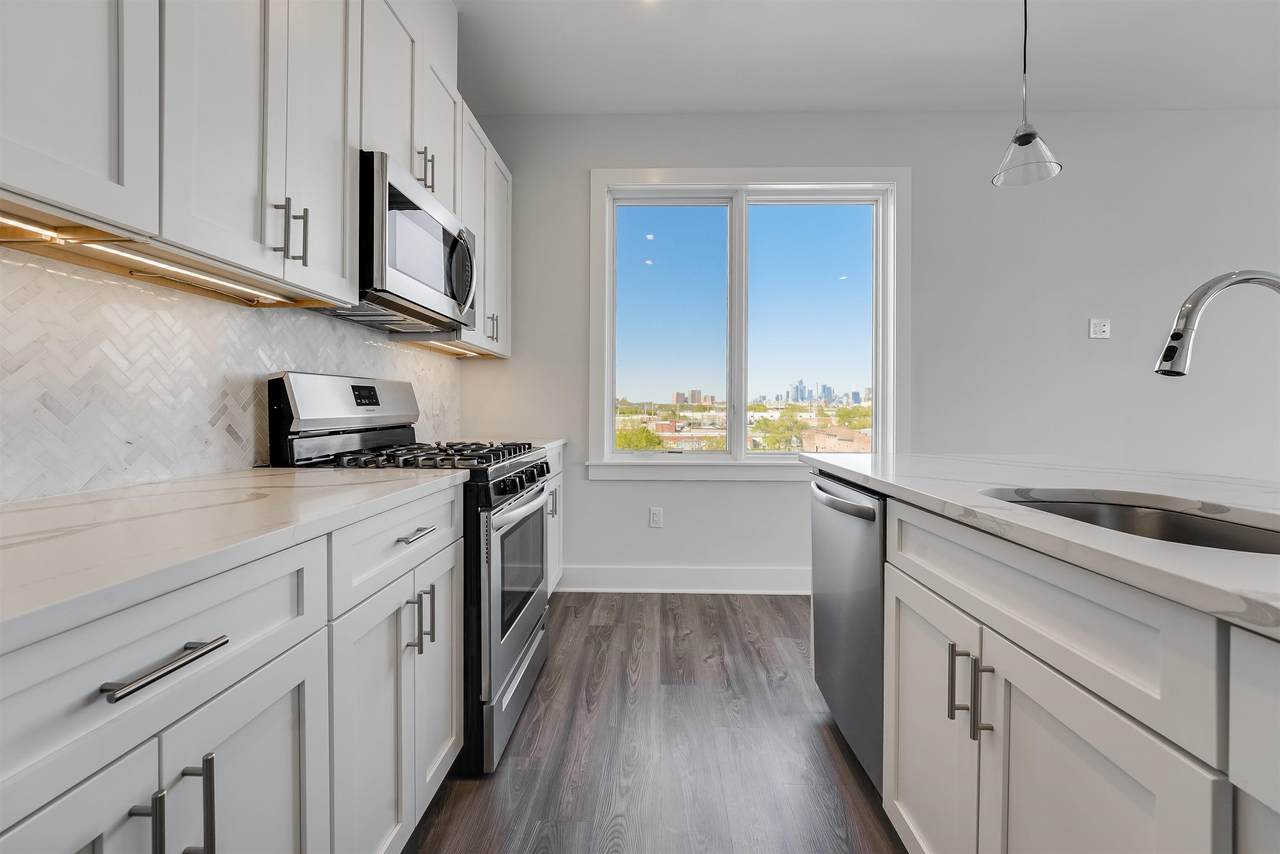 658 Grand St - Photo 1
