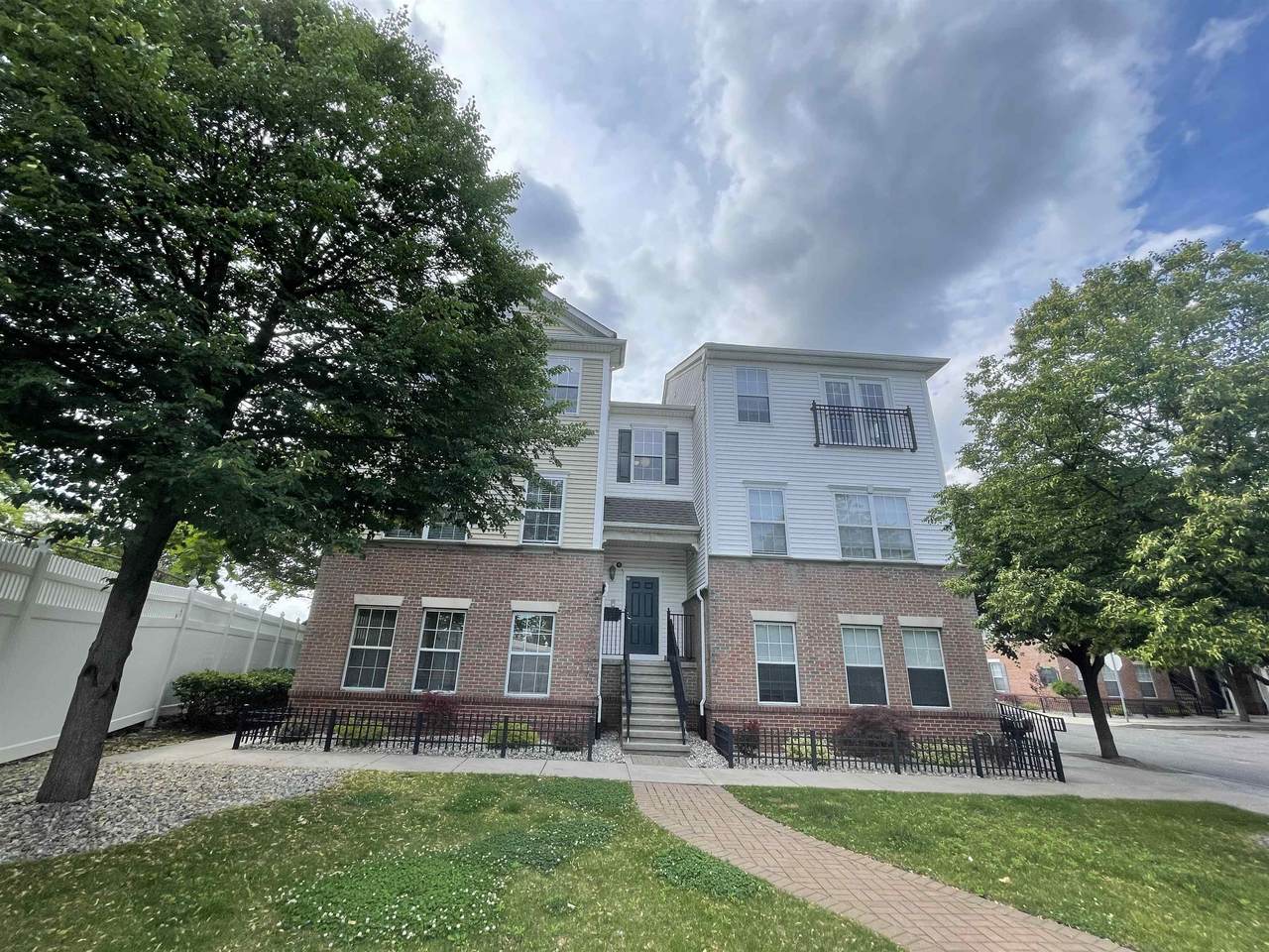 401 Grant Ave - Photo 1