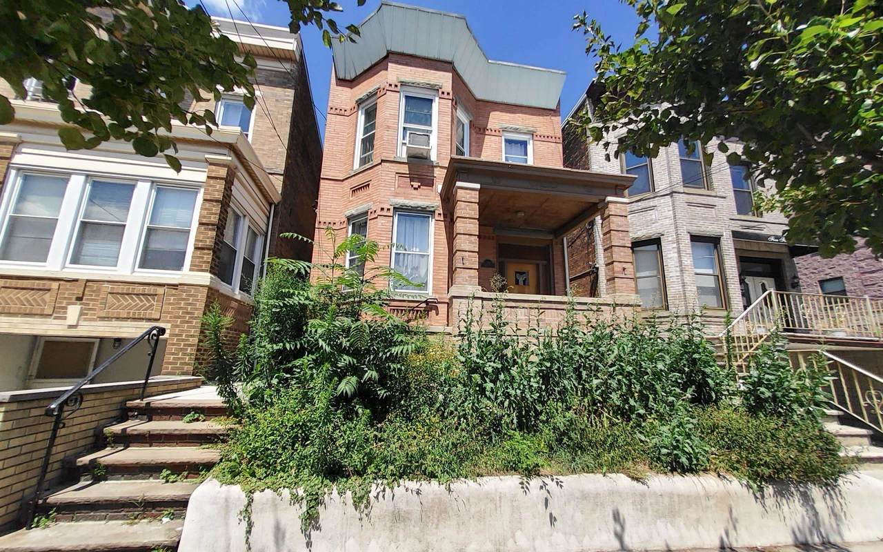 516 15TH ST - Photo 1