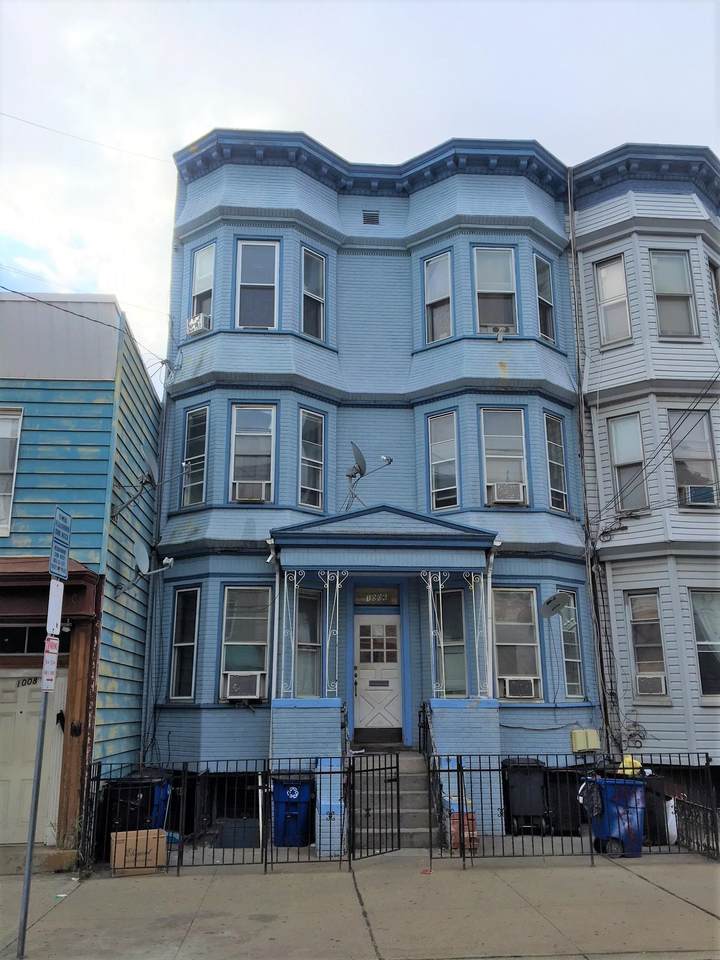1006 Summit Ave - Photo 1