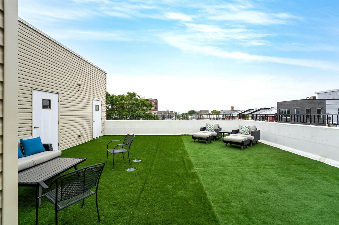 411 6TH ST - Photo 1