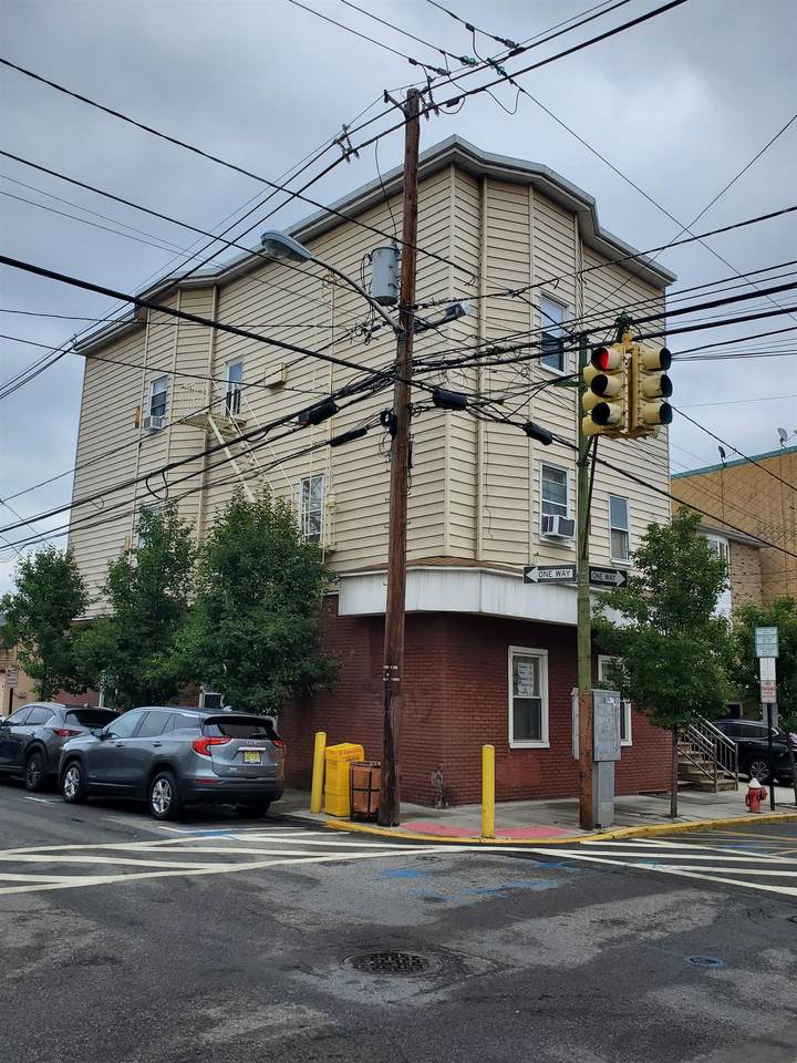 136 40TH ST - Photo 1