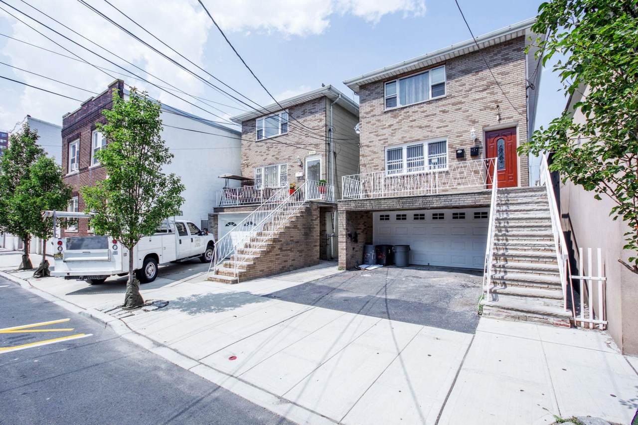 504 5TH ST - Photo 1