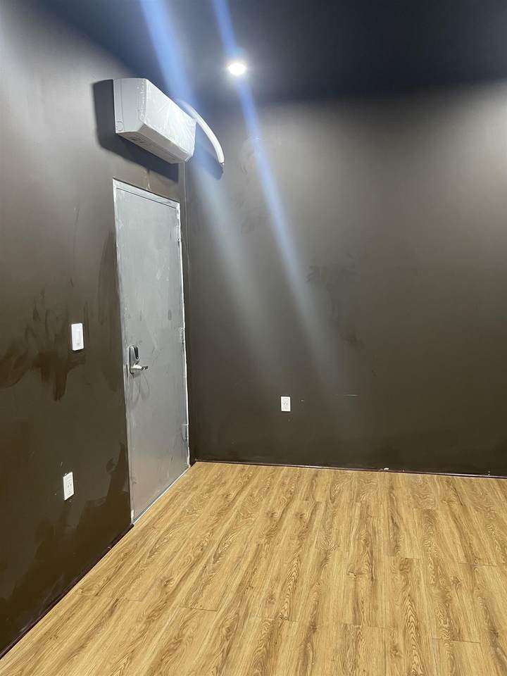 95 Oxford Ave - Photo 1