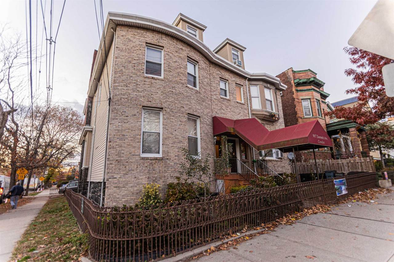 907 Summit Ave - Photo 1