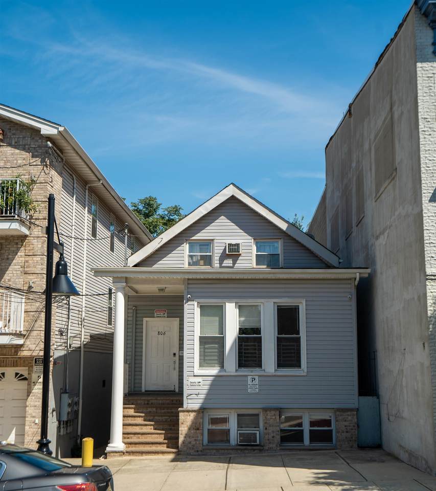 806 17TH ST - Photo 1