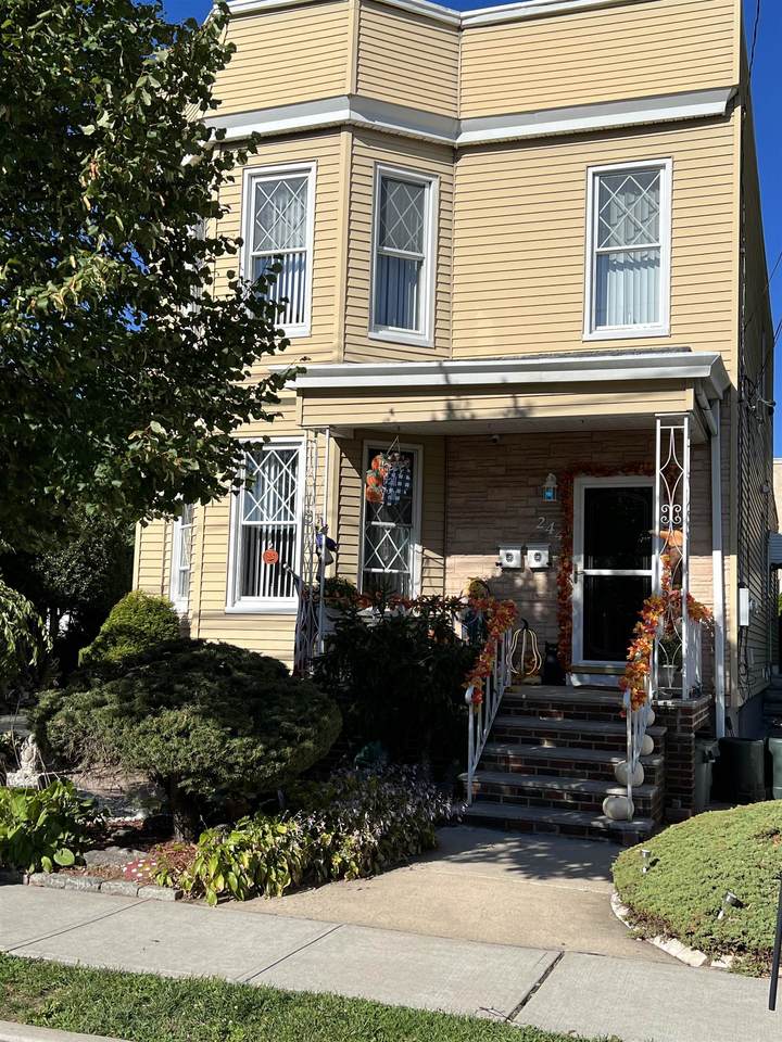 244 Maple St - Photo 1