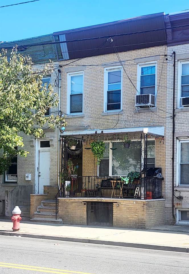 138 West Side Ave - Photo 1