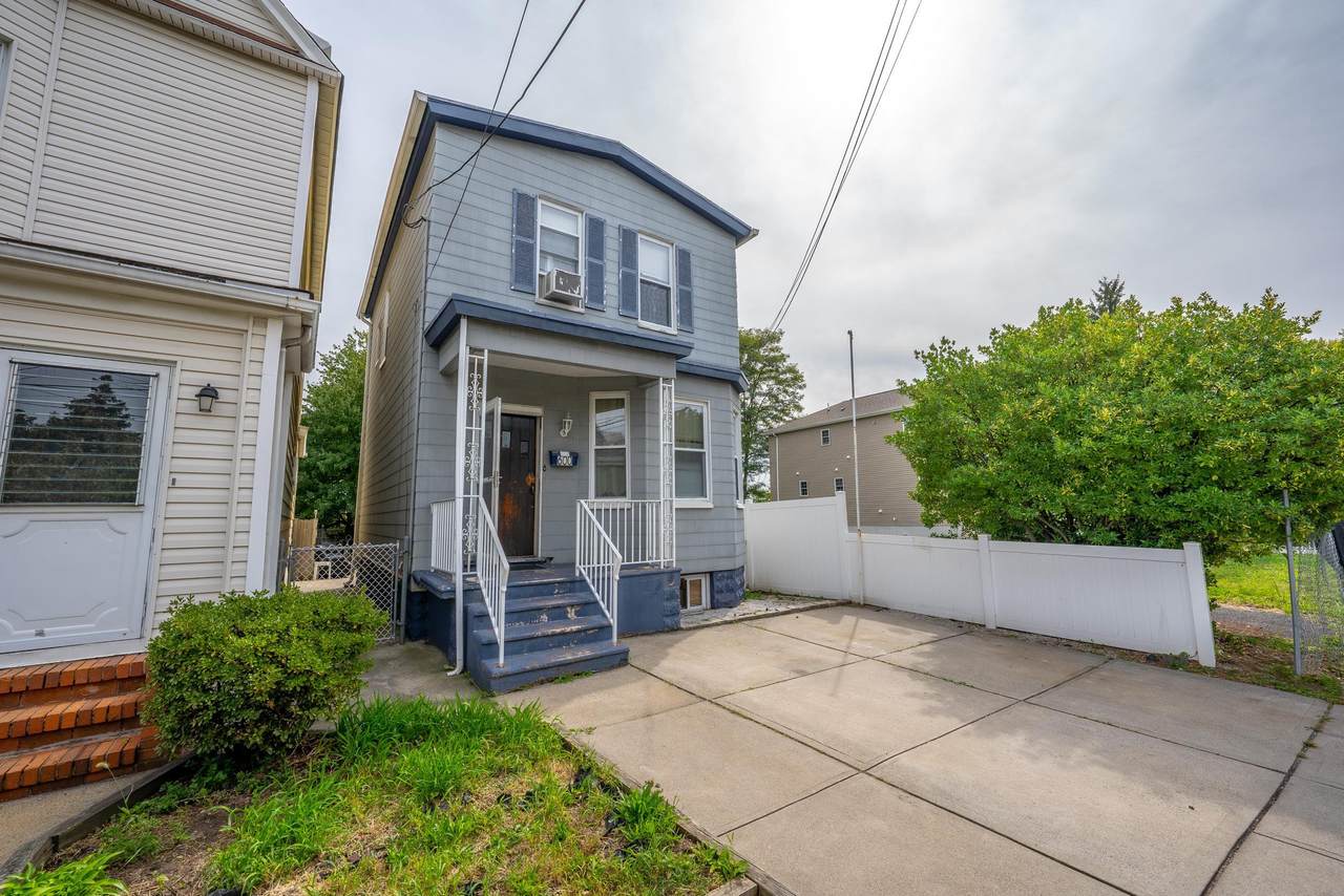 600 Avenue E - Photo 1