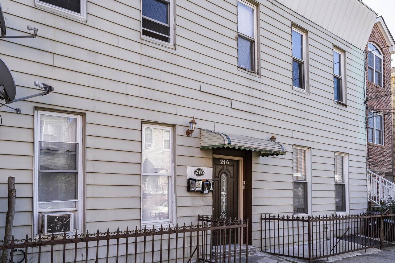 216 Cambridge Ave - Photo 1