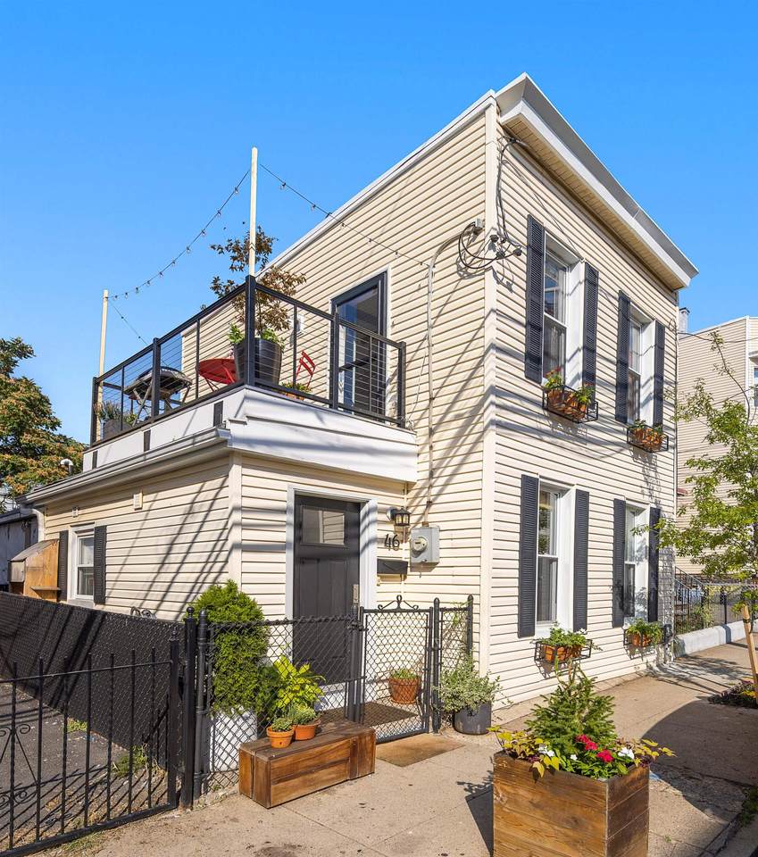 46 Bleecker St - Photo 1